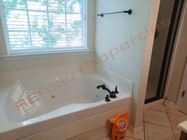 Building Photo - Luxury 4 BR 2-Car Garage Cul-de-Sac End Un...