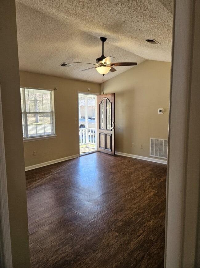 Building Photo - 104 Spring Hill Dr