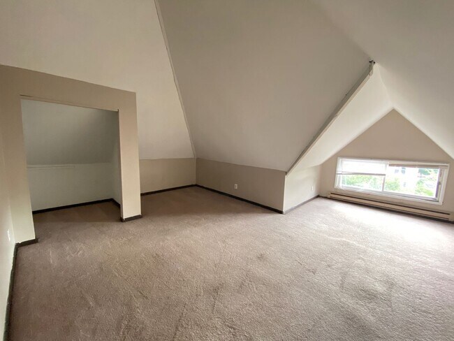 Building Photo - Beautiful Six Bedroom House Just Outside The Hustle and Bustle of OSU Campus!