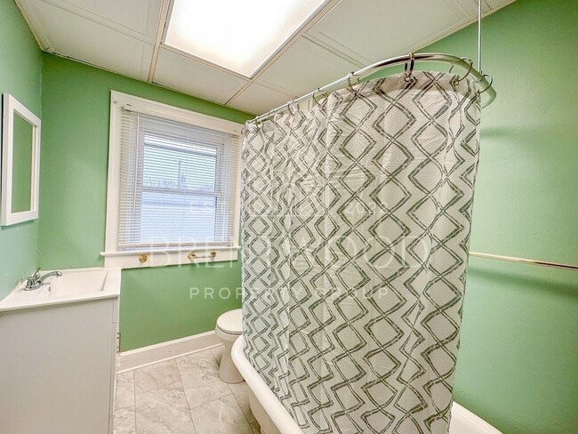 Building Photo - Charming 3-Bedroom Home with Modern Kitche...