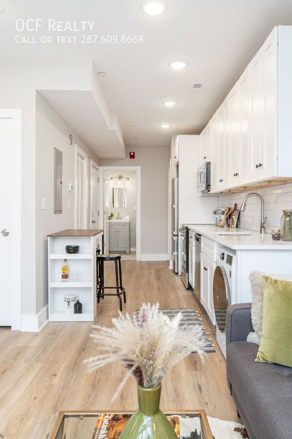 Building Photo - 2825 W Girard Ave