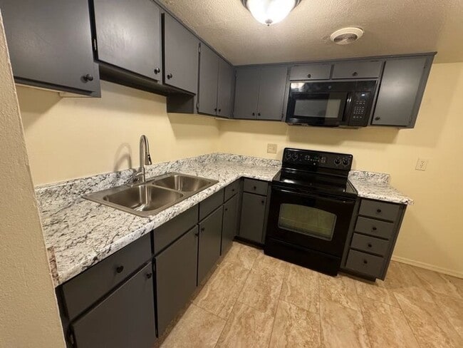 Building Photo - Holiday Gardens 3br Townhome