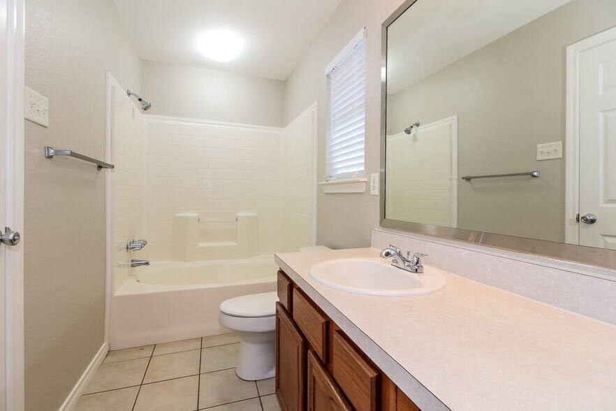 Building Photo - 1232 Clay Ln