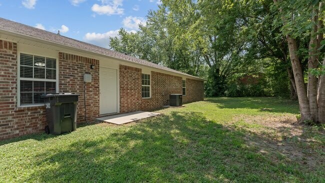 Building Photo - "Spacious 3-Bedroom Duplex in Prime Spring...