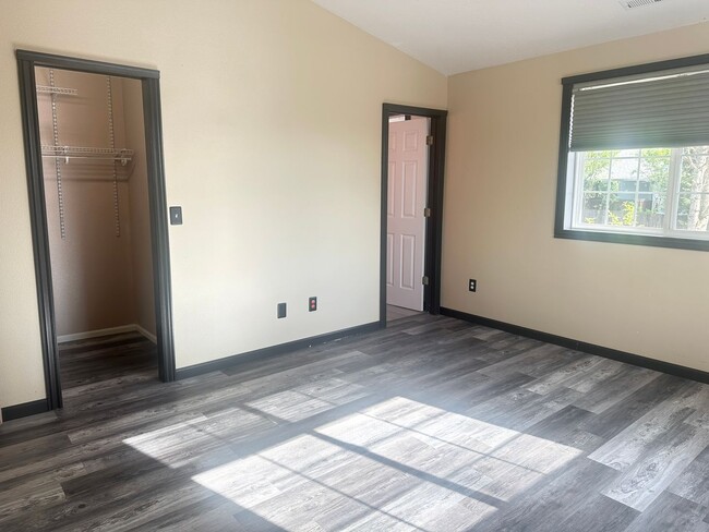 Building Photo - 4-bedroom 2.5 Bath McMinnville OR 97128