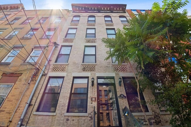 Building Photo - 416 Monroe St