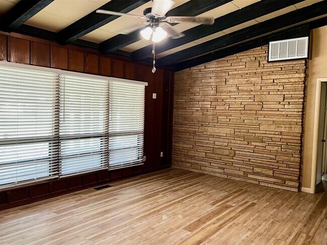 Building Photo - 818 W Timberdell Rd