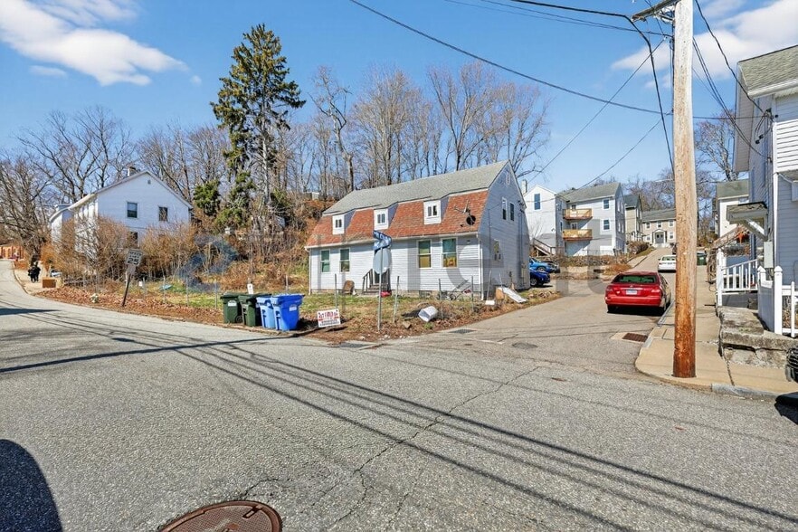 Building Photo - 158 Cliff St