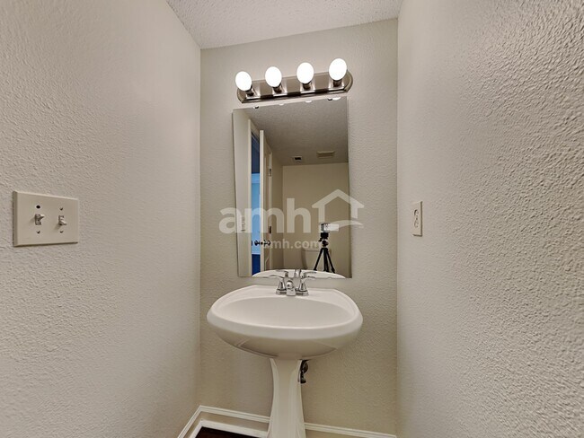 Building Photo - 19344 Fox Chase Dr