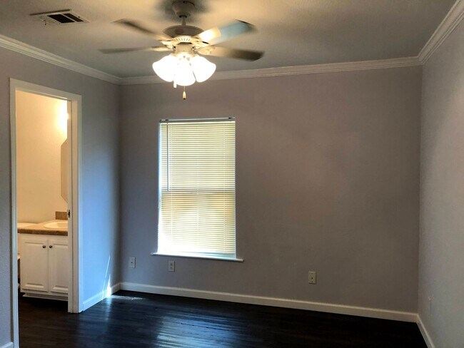 Building Photo - 140 Varsity Dr