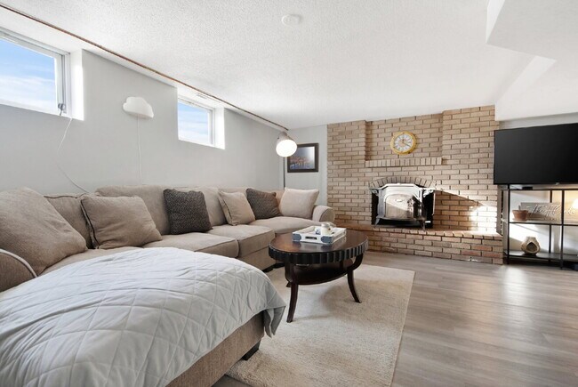 Building Photo - Gorgeous 3 Bedroom In Saint Anthony Village - Dogs Welcome!