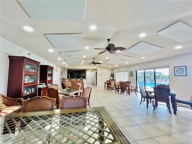 Building Photo - 4250 N Hwy A1A