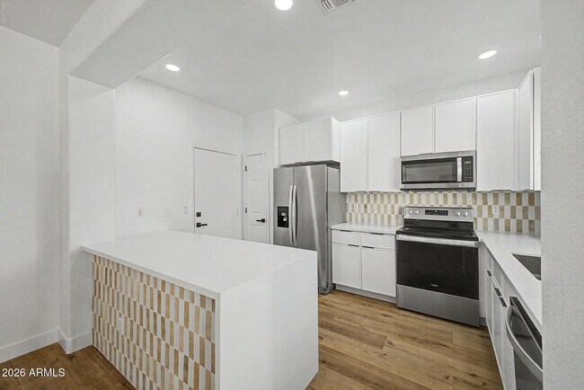 Building Photo - 706 E Las Colinas Pl