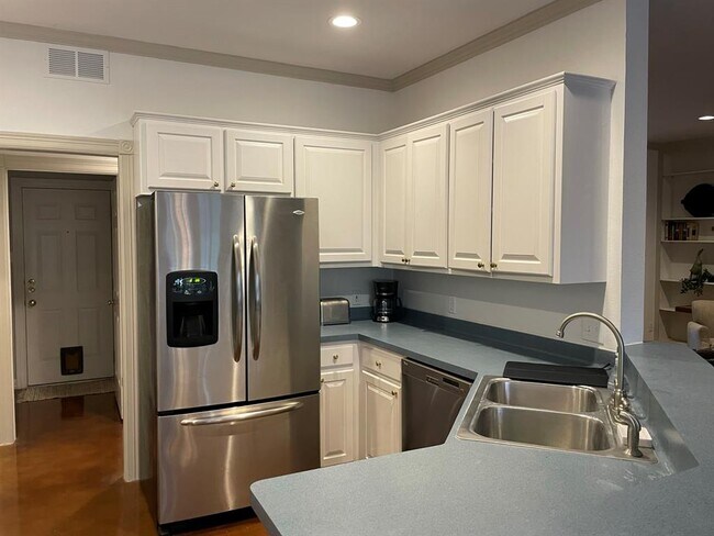 Building Photo - 641 Evergreen Ln