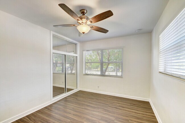 Building Photo - 1749 15th Ave N