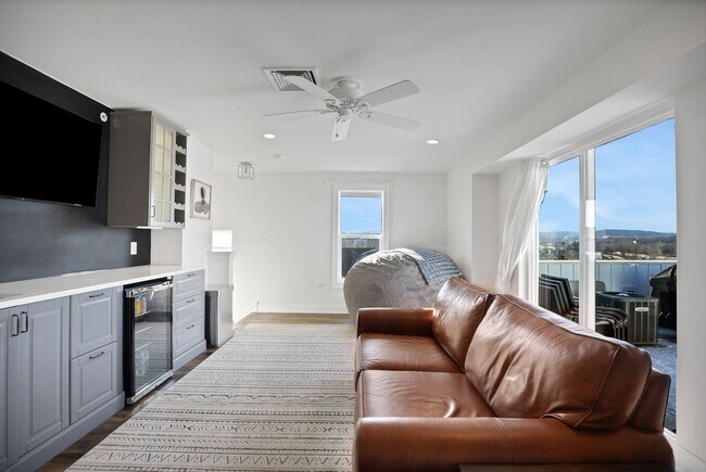 Building Photo - Gorgeous Conshohocken 3 Bedroom, 2.5 Bath END Unit Townhome With Amazing Views!