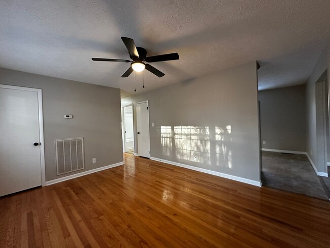 Building Photo - 3 bedroom/1.5 bath brick home for rent in ...