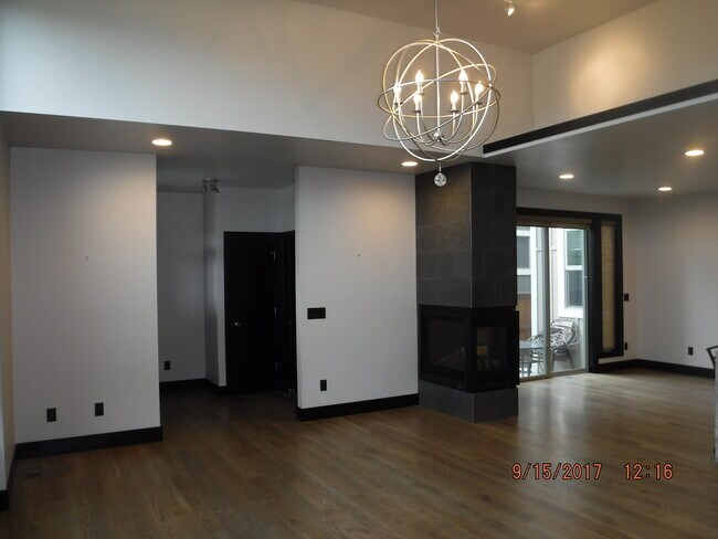 Building Photo - Gorgeous modern 5 bedroom - Minutes from MSU!