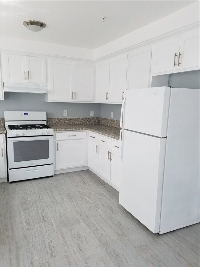 Building Photo - 706 W 104th Pl