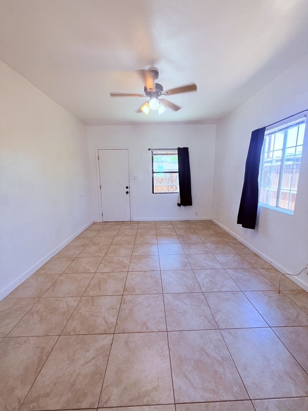 Building Photo - 2425 N Santa Rita Ave