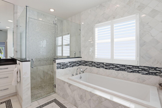 Building Photo - 309 NE 8th Ave