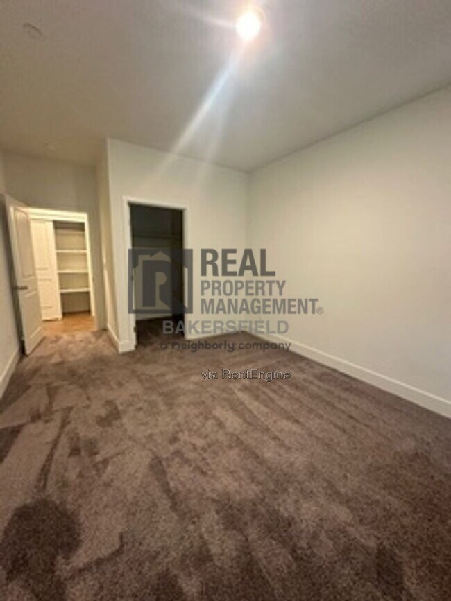 Building Photo - 823 Brookline Ln