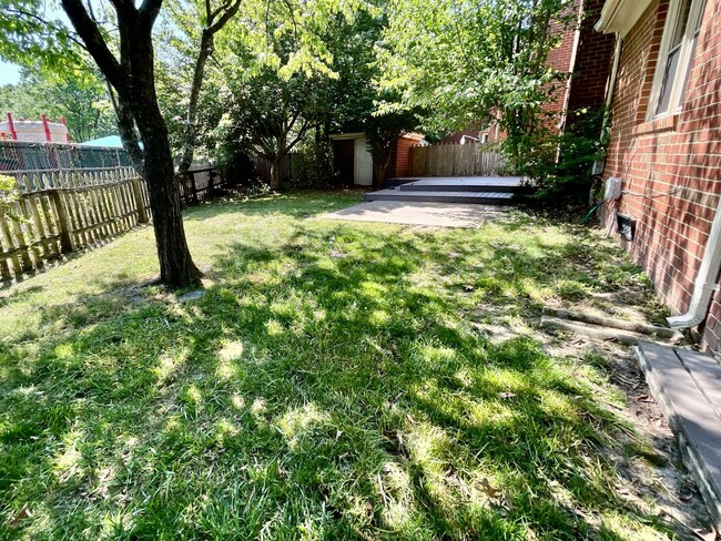 Building Photo - 2 or 3 Bedroom End-Unit Townhome! HUGE Det...