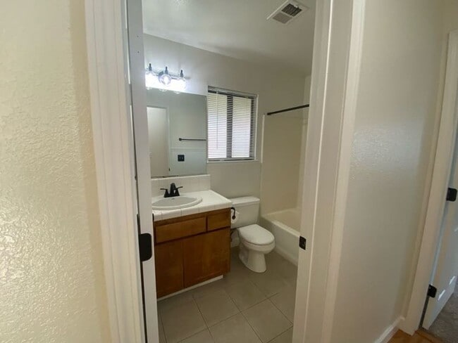 Building Photo - 1947 Henshaw Ave