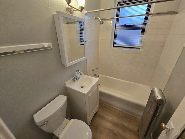 Building Photo - 3412 W Montrose Ave