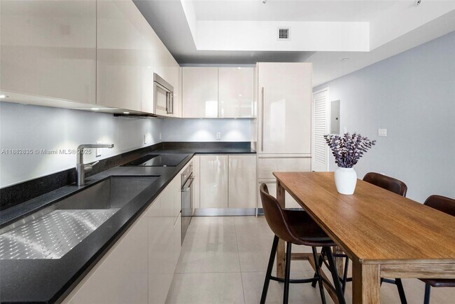 Building Photo - 1010 Brickell Ave