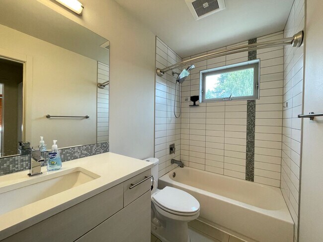 Building Photo - 3638 NE 73rd Pl