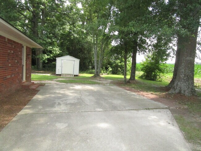 Building Photo - 1320 Race Track Rd