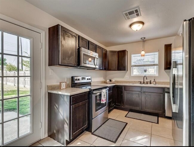 Building Photo - 1218 E Boyd St