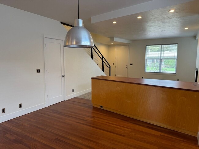 Building Photo - Beautiful 3 bedroom 2.5 bathroom house in a great neighborhood!