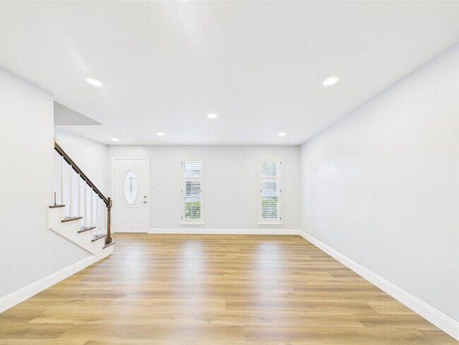 Building Photo - 10380 Briar Forest Dr