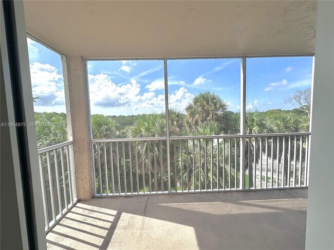 Building Photo - 250 Jacaranda Dr