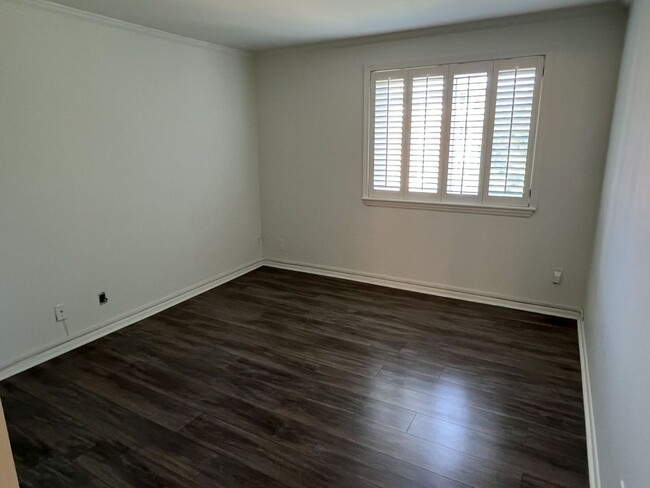 Building Photo - Updated 3 Bed Condo in Myers Park