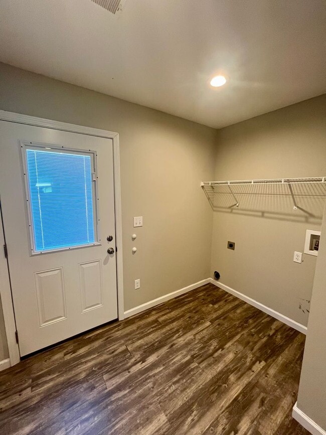 Building Photo - 3 Bed | 2 Bath | 1 Car Garage