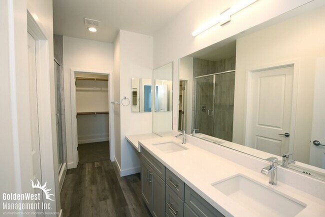 Building Photo - Modern 4Bdm 4.5 Ba Townhome in Desirable Las Vegas Community