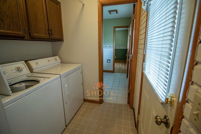 Building Photo - Cute 3 BR Ranch in Romney - 10 Minute Drive to Lafayette!