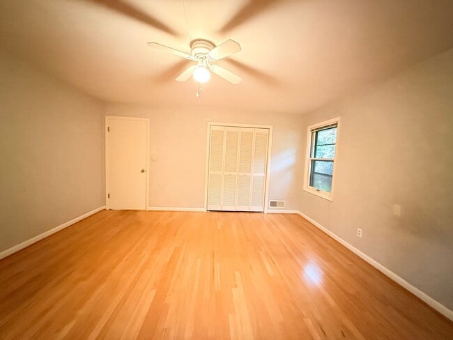 Building Photo - Charming 4 Bedroom Home with Fully Fenced Backyard!