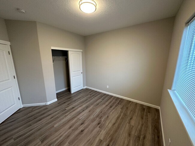 Building Photo - 553