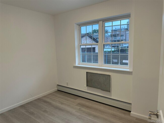 Building Photo - 6-5 129th St