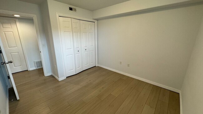 Building Photo - 1617 W Treille Ct