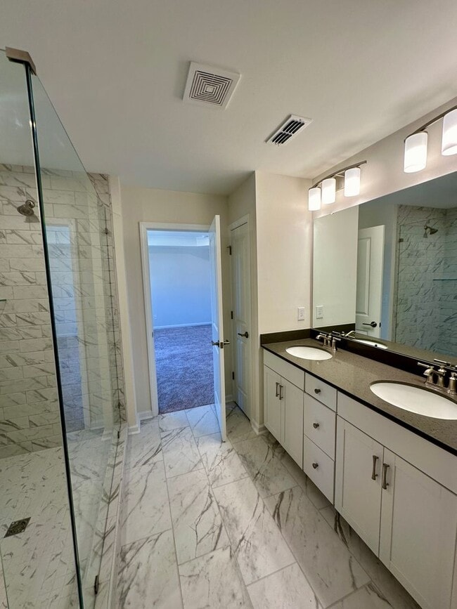 Building Photo - Beautiful 3BR/2.5BA Townhouse in Odell Corners