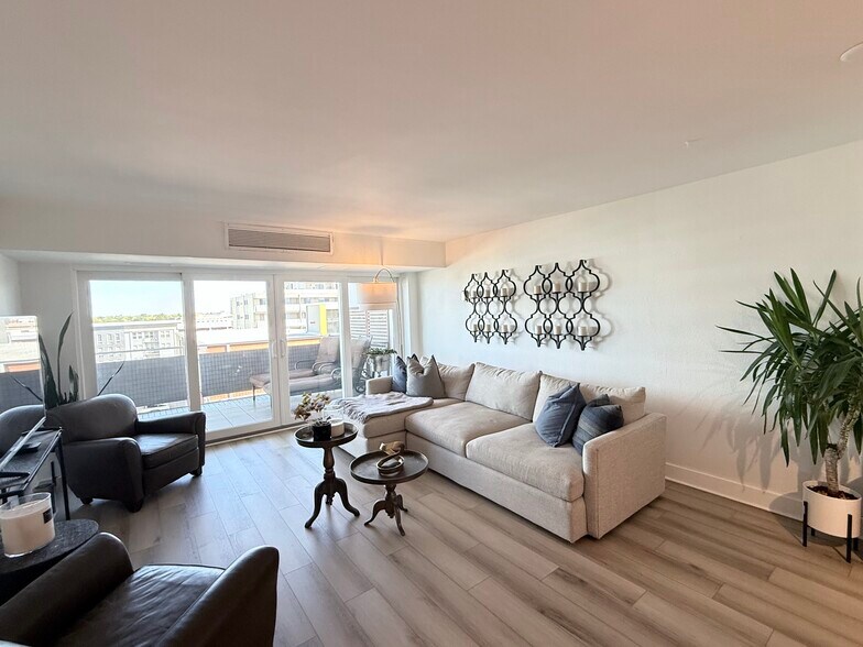 Building Photo - 1121 Albion St