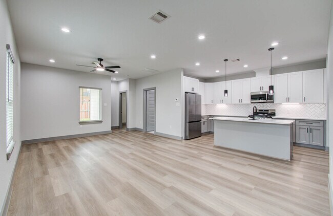 Building Photo - 1063 South Ln