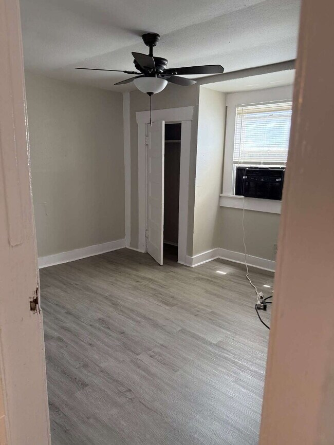 Building Photo - Beautiful Two Bed/One Bath Close to the Mi...