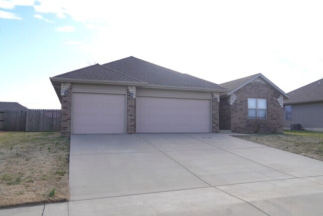 Building Photo - Beautiful 4 bedroom home for rent in Ozark!