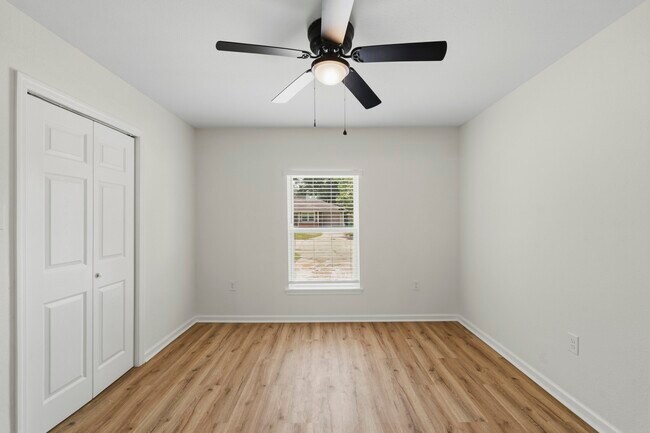 Building Photo - 913 Meadowlane St
